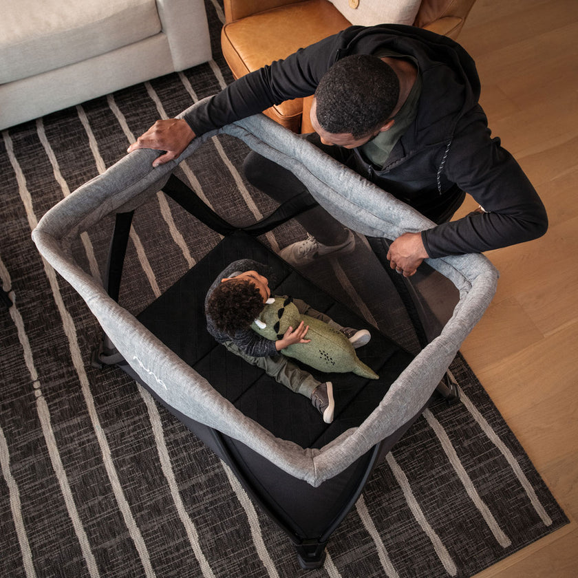Nuna Sena Aire Schirmbett und Laufstall – Anthrazit