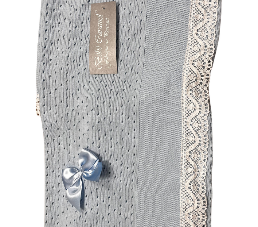 Couverture Bébé en Maille avec Nœud et Dentelle - Bleu - Mode Bébé Claye